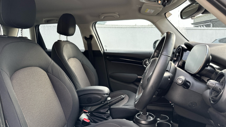 MINI Hatchback 1.5 Cooper Classic Premium 5dr Petrol Hatchback